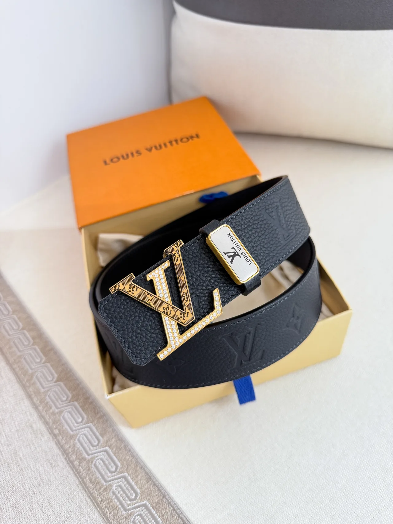 Louis Vuitton Reversible LV buckle belt in Black · view 4