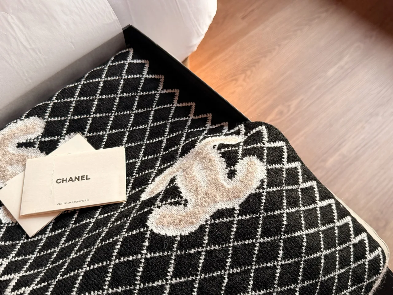 Chanel Reversible CC camellia scarf in Black · view 1