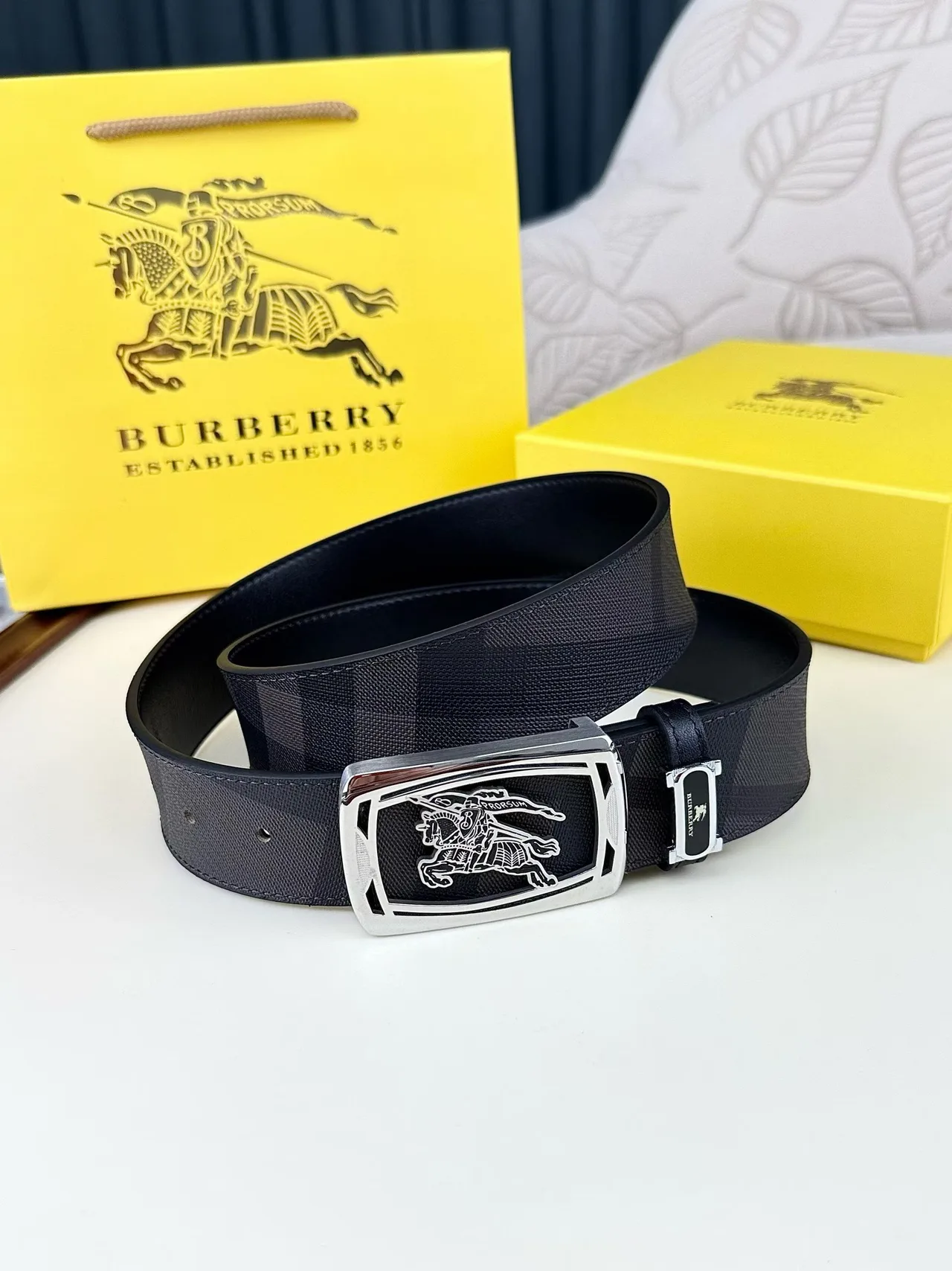 Burberry Rectangular buckle belt in Black · view 2