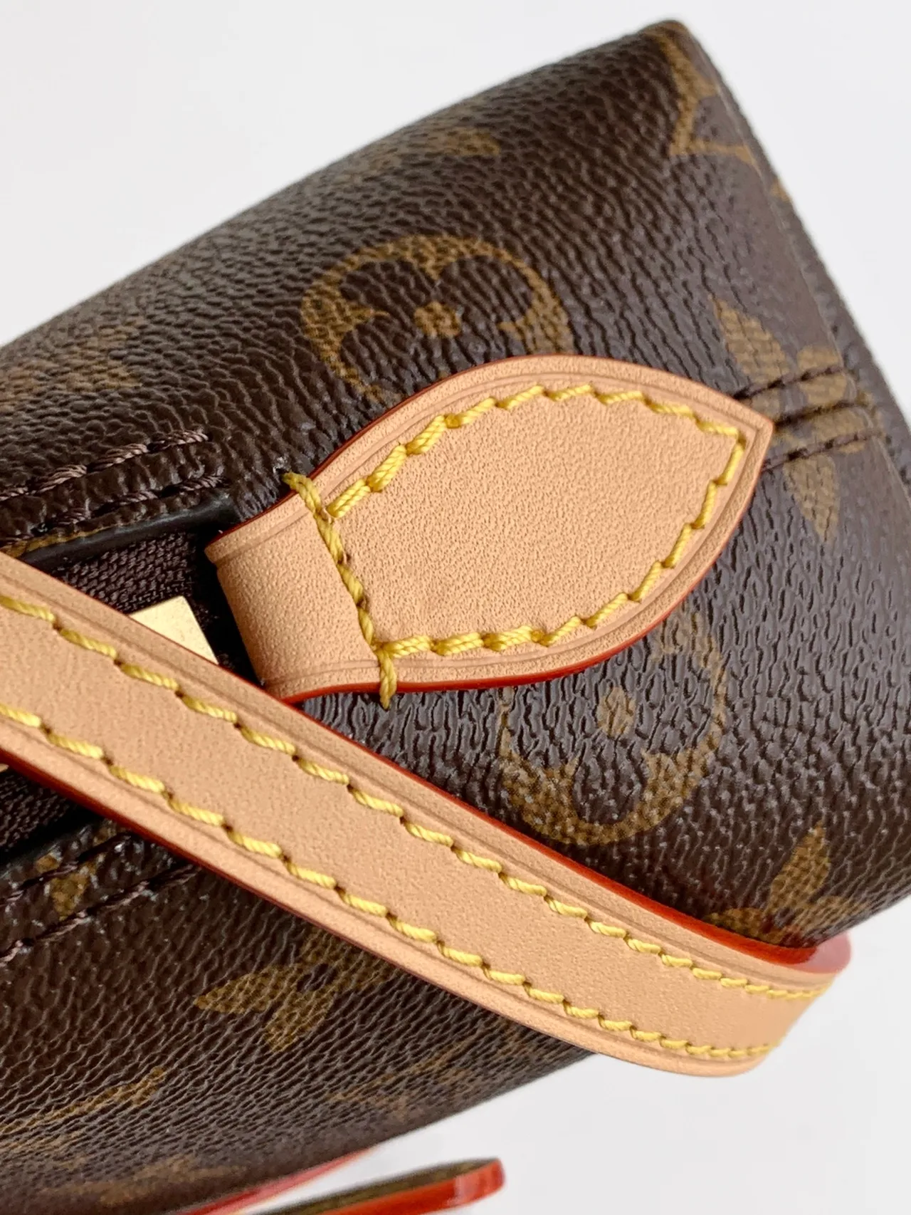 Louis Vuitton Monogram Handbag in Brown · view 6