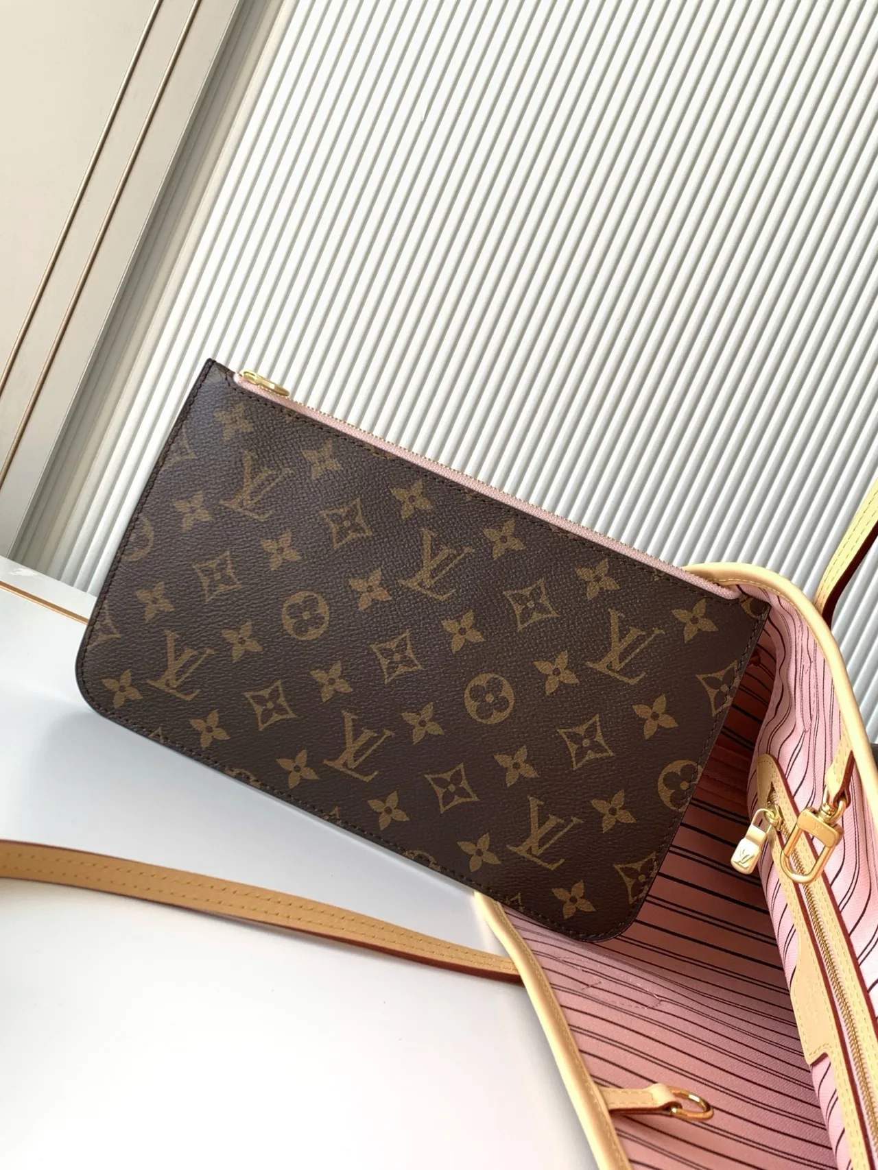 Louis Vuitton Neverfull Monogram Tote in Brown · view 5