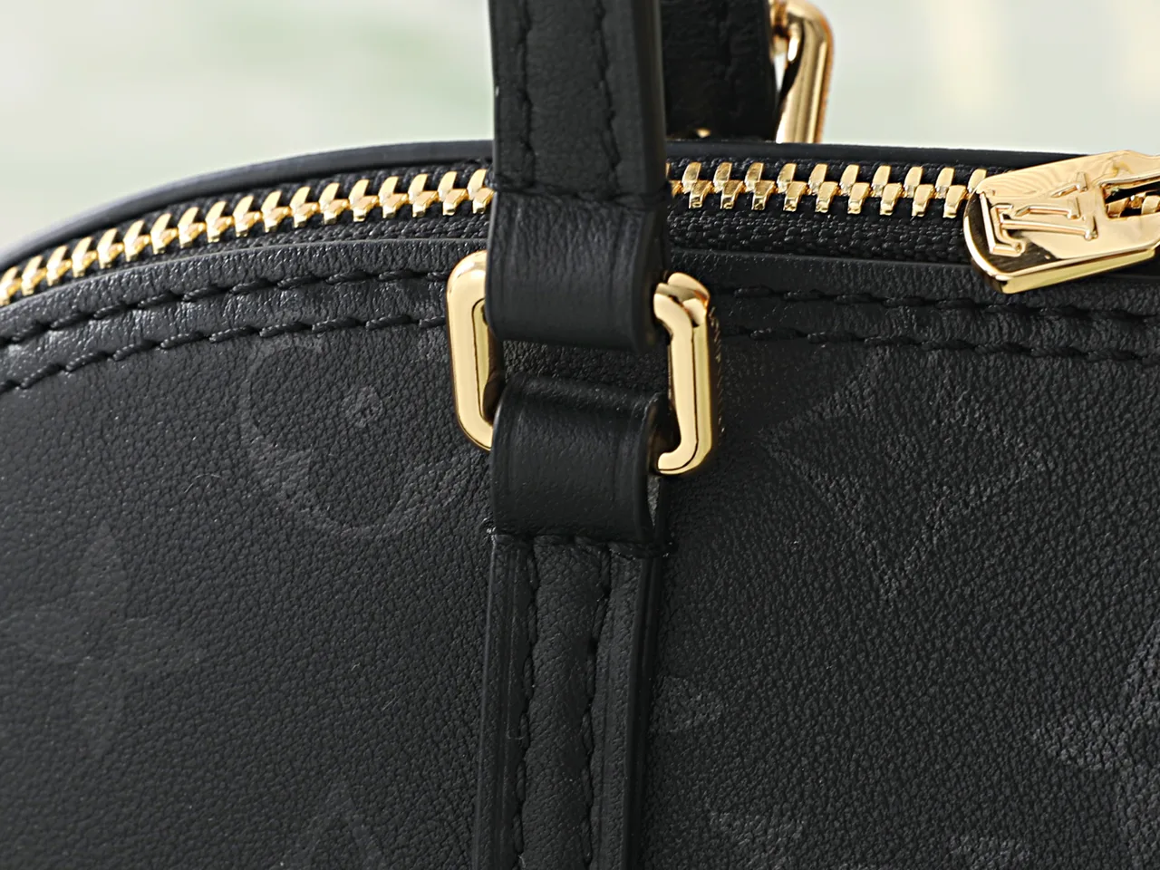 Louis Vuitton Leather Shoulder Bag in Black · view 5