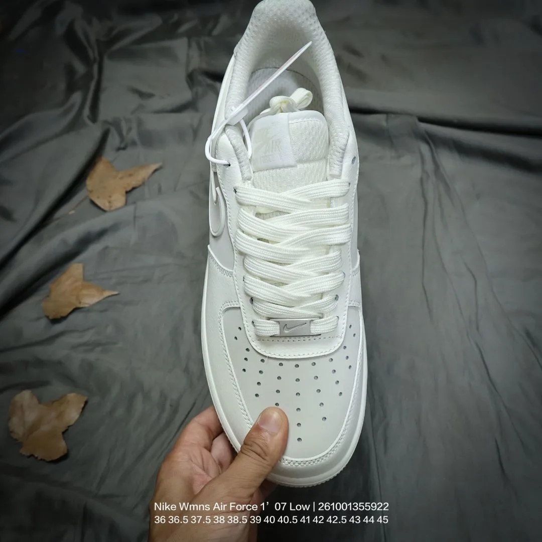 Nike Low-Top Sneakers in White · view 3