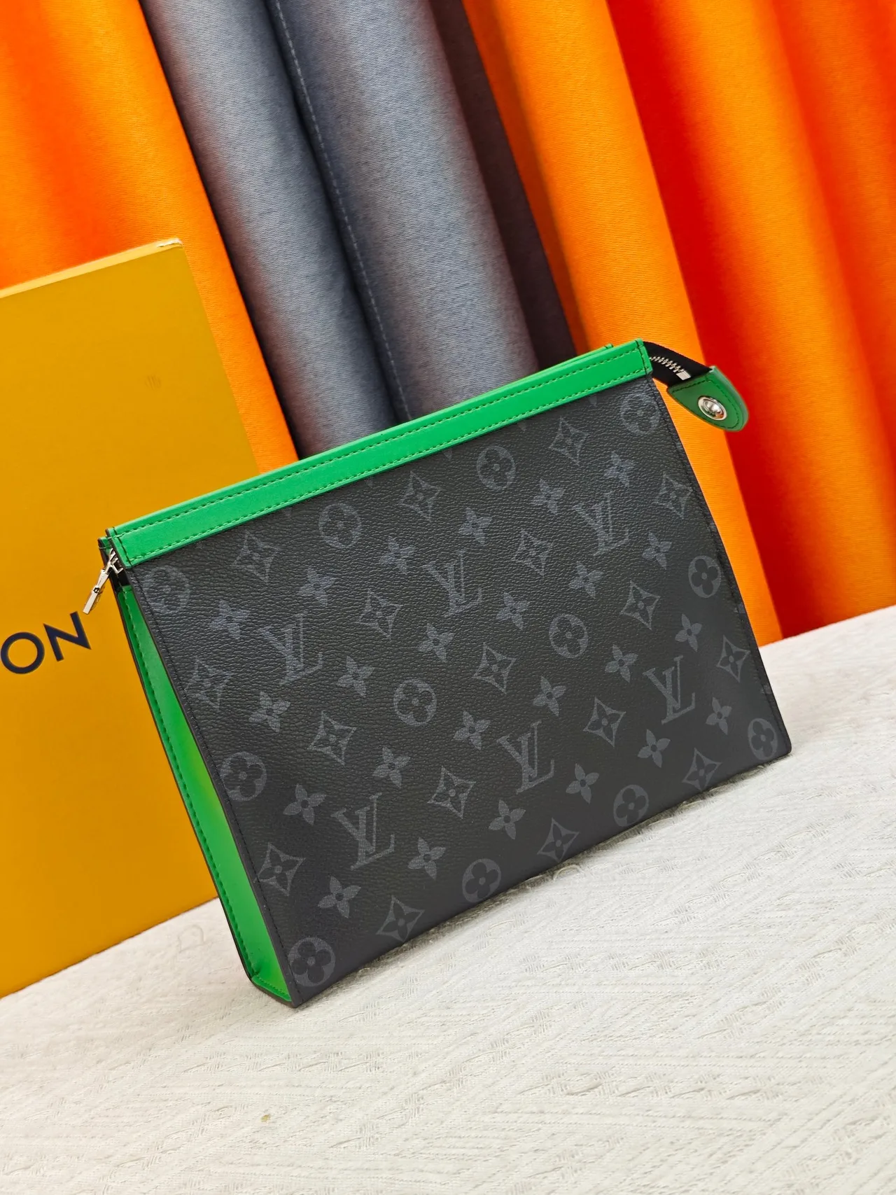 Louis Vuitton Clutch in Black · view 2