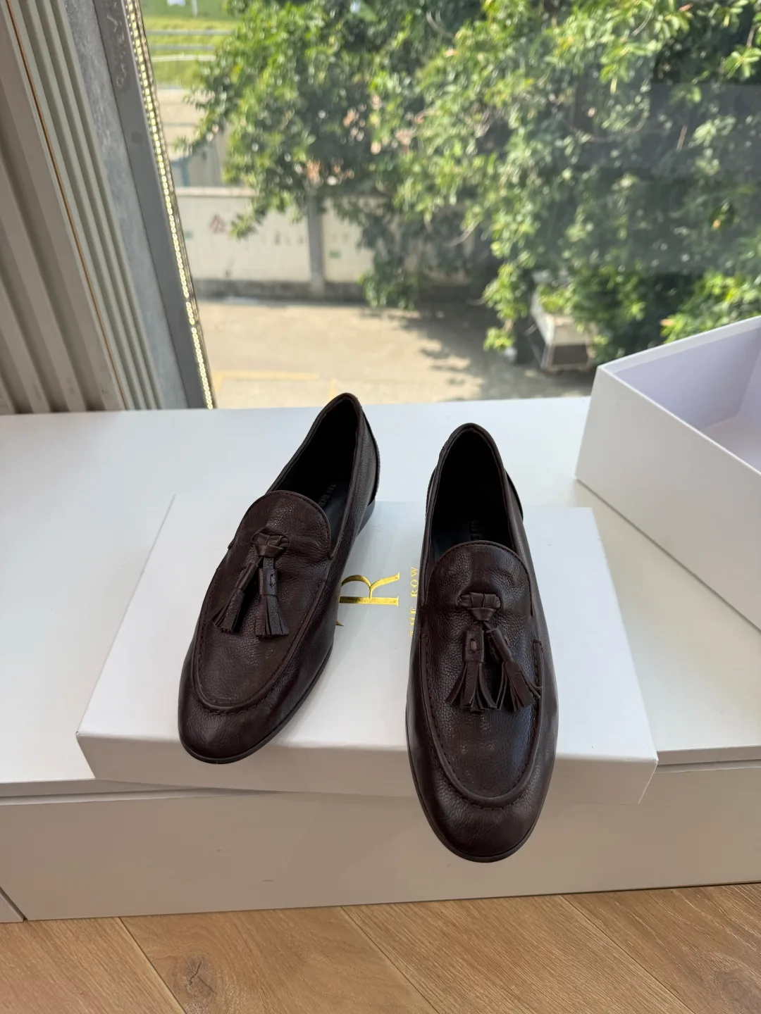 The Row Cowhide Glossy Round-Toe Tassel Loafers in Brown · view 4