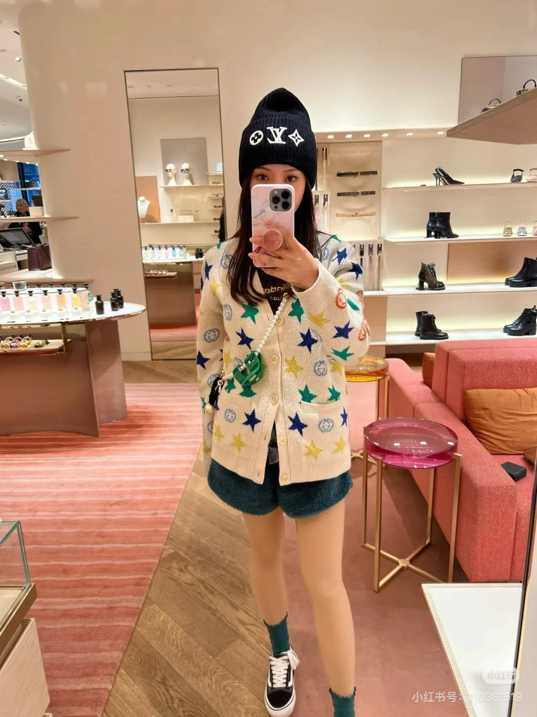Louis Vuitton Beanie in Black · view 3