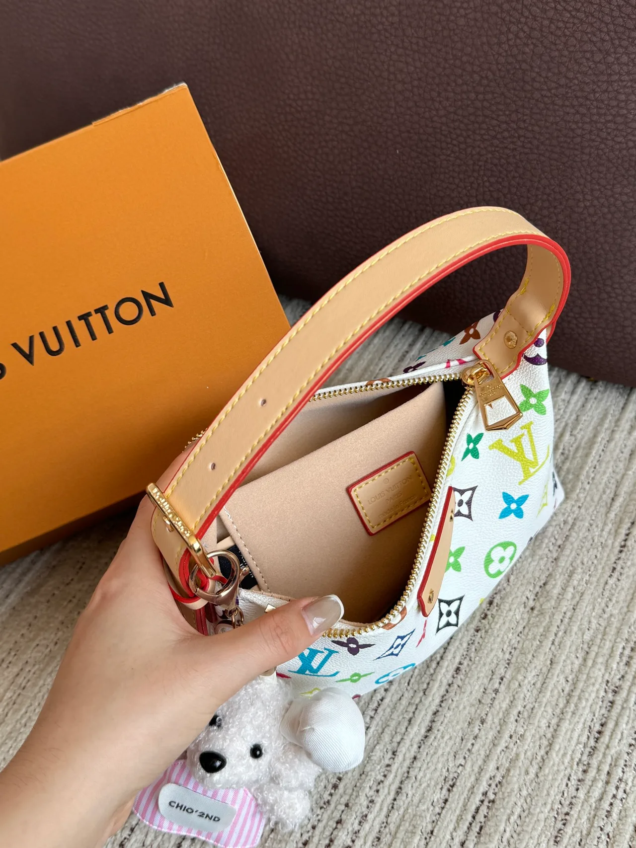 Louis Vuitton Shoulder Bag in White · view 4