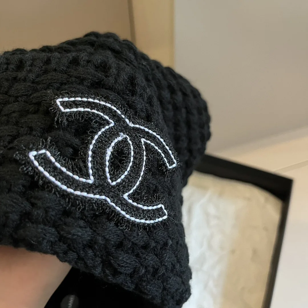 Chanel Beanie in Black · view 8