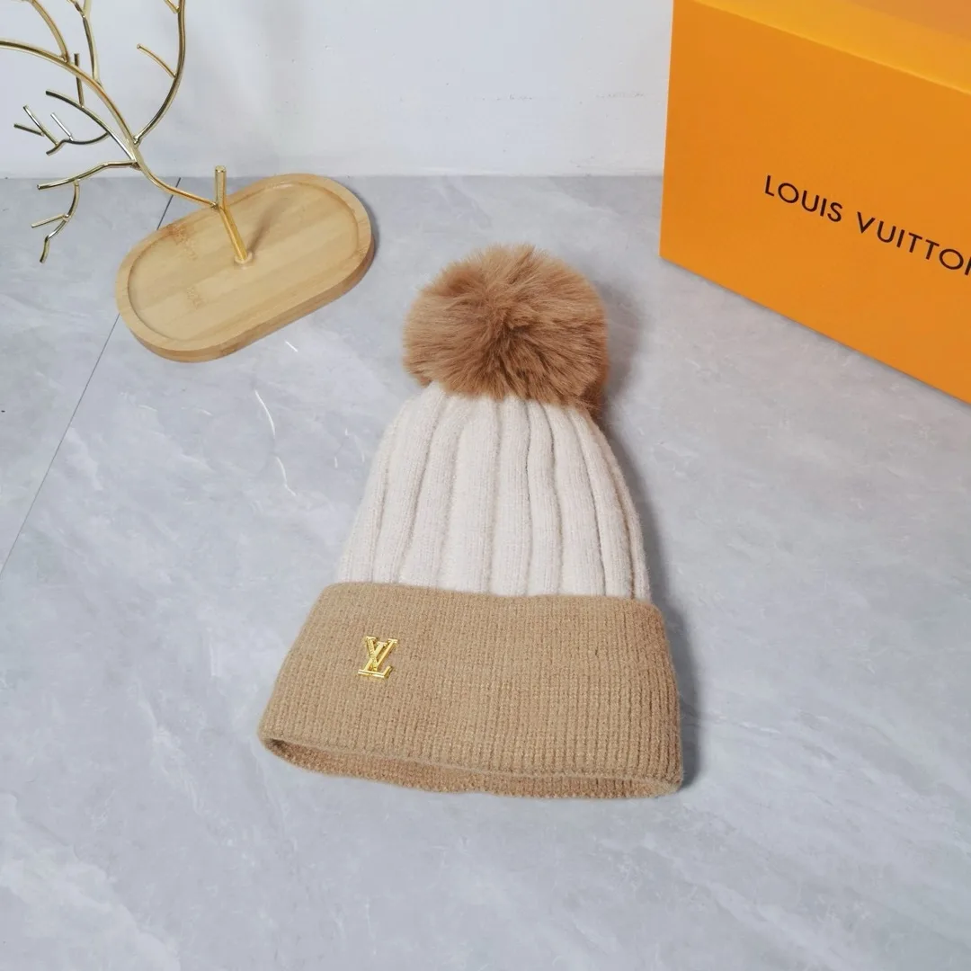 Louis Vuitton Beanie in White · view 5