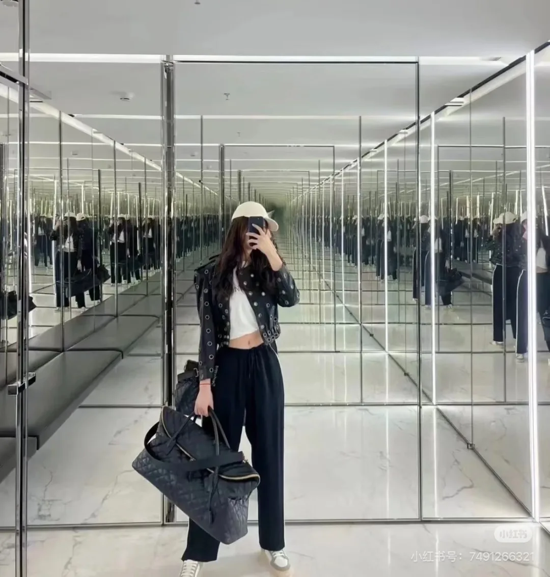 Saint Laurent Leather ES Giant Travel Bag in Black · view 2