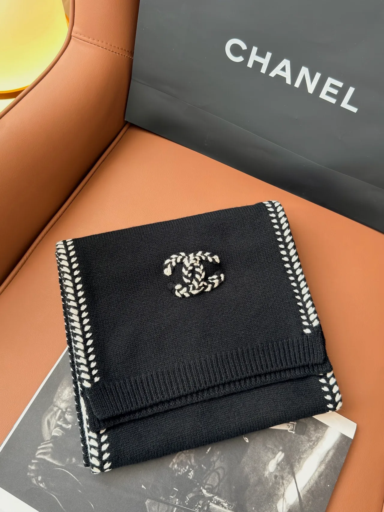 Chanel CC fringed knit scarf in Black / White · view 1
