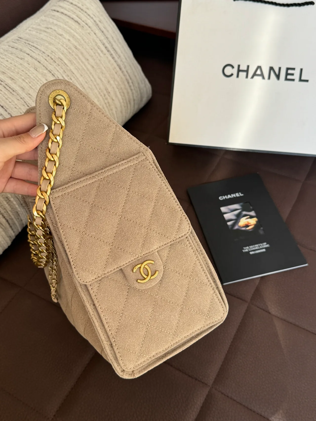 Chanel Quilted chain bucket bag in Brown & Beige · view 4