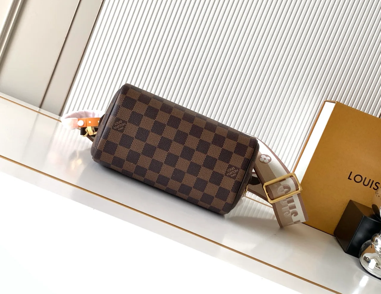 Louis Vuitton Speedy Handbag in Brown · view 4