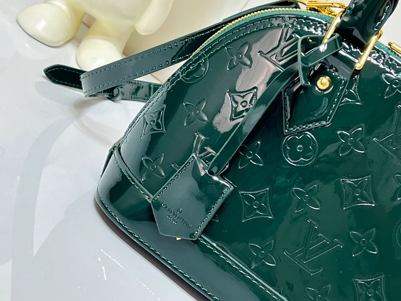 Louis Vuitton Leather Glossy Handbag in Green · view 5