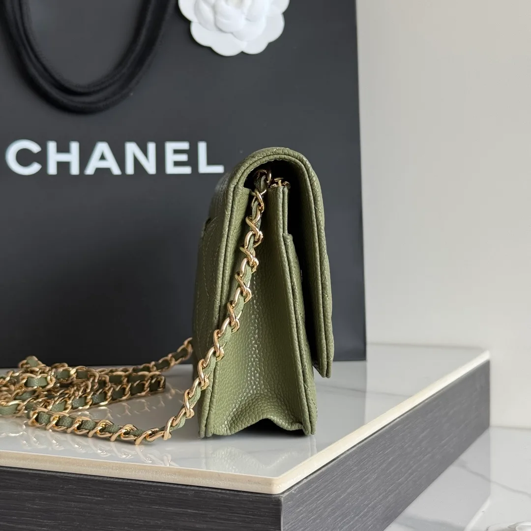 Chanel Calfskin Quilted Clutch in Green · view 4