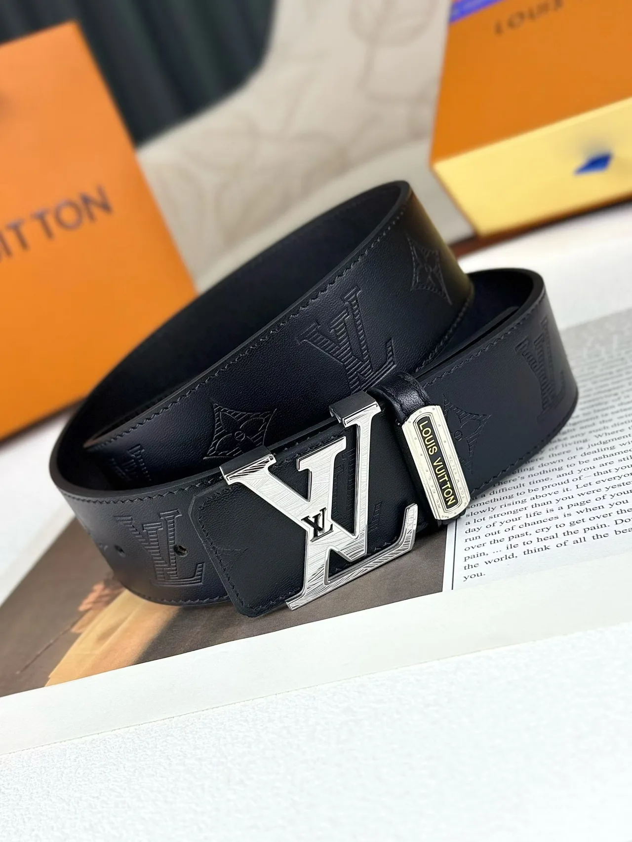 Louis Vuitton Monogram LV buckle belt in Black · view 2