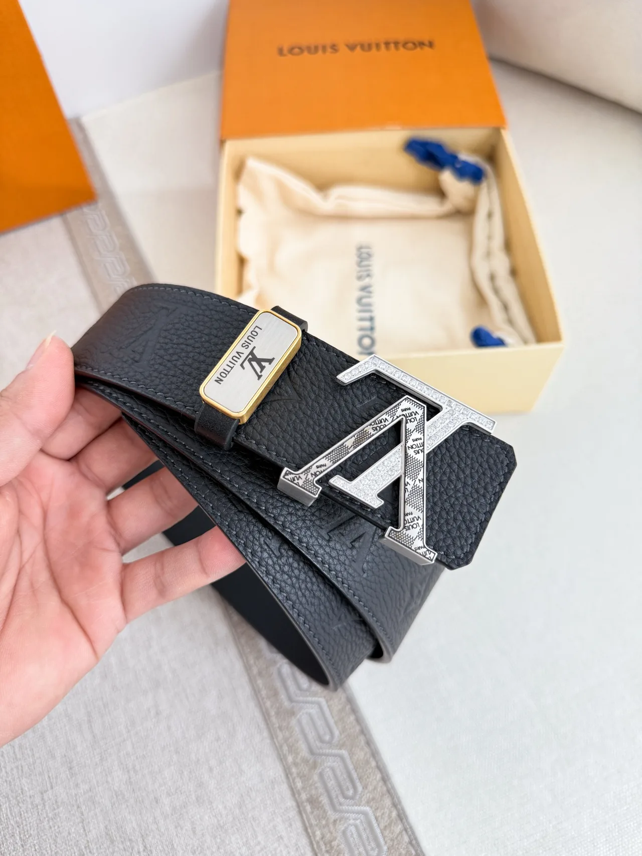 Louis Vuitton Reversible LV buckle belt in Black · view 2