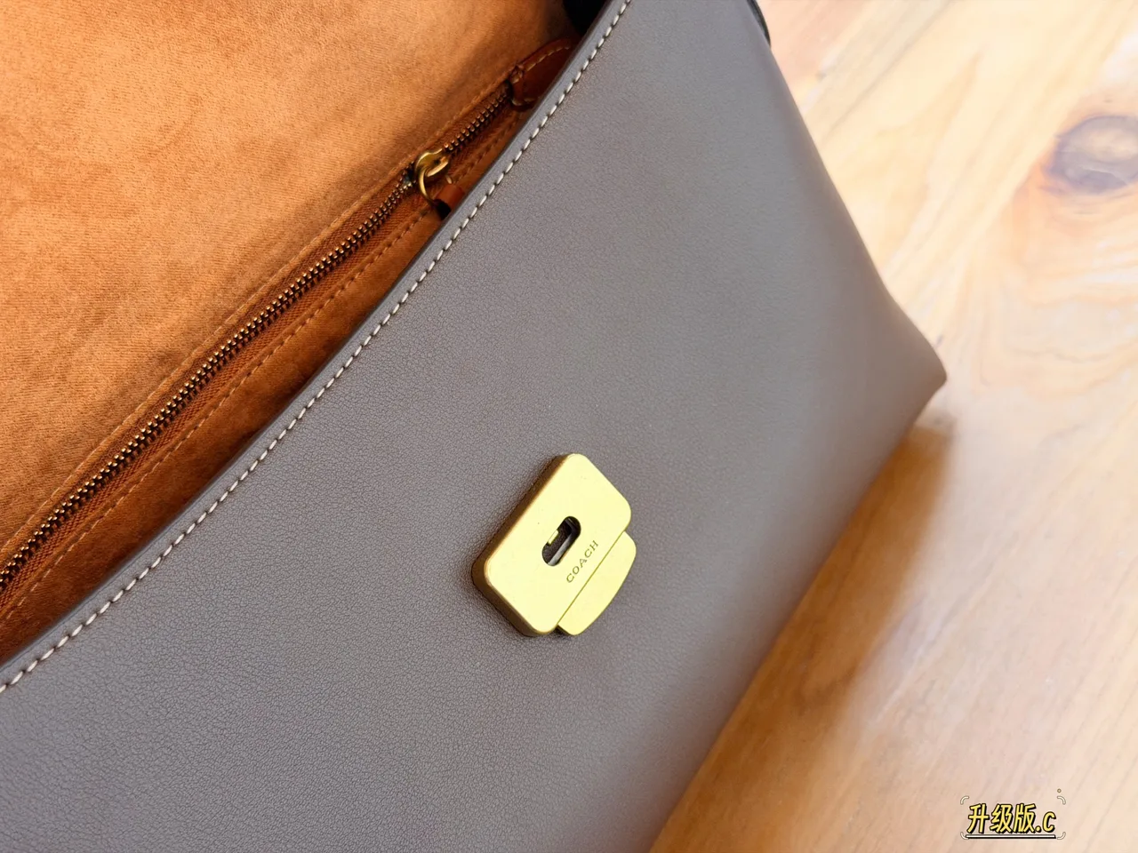 Coach Flap shoulder bag in Black & Brown · view 7