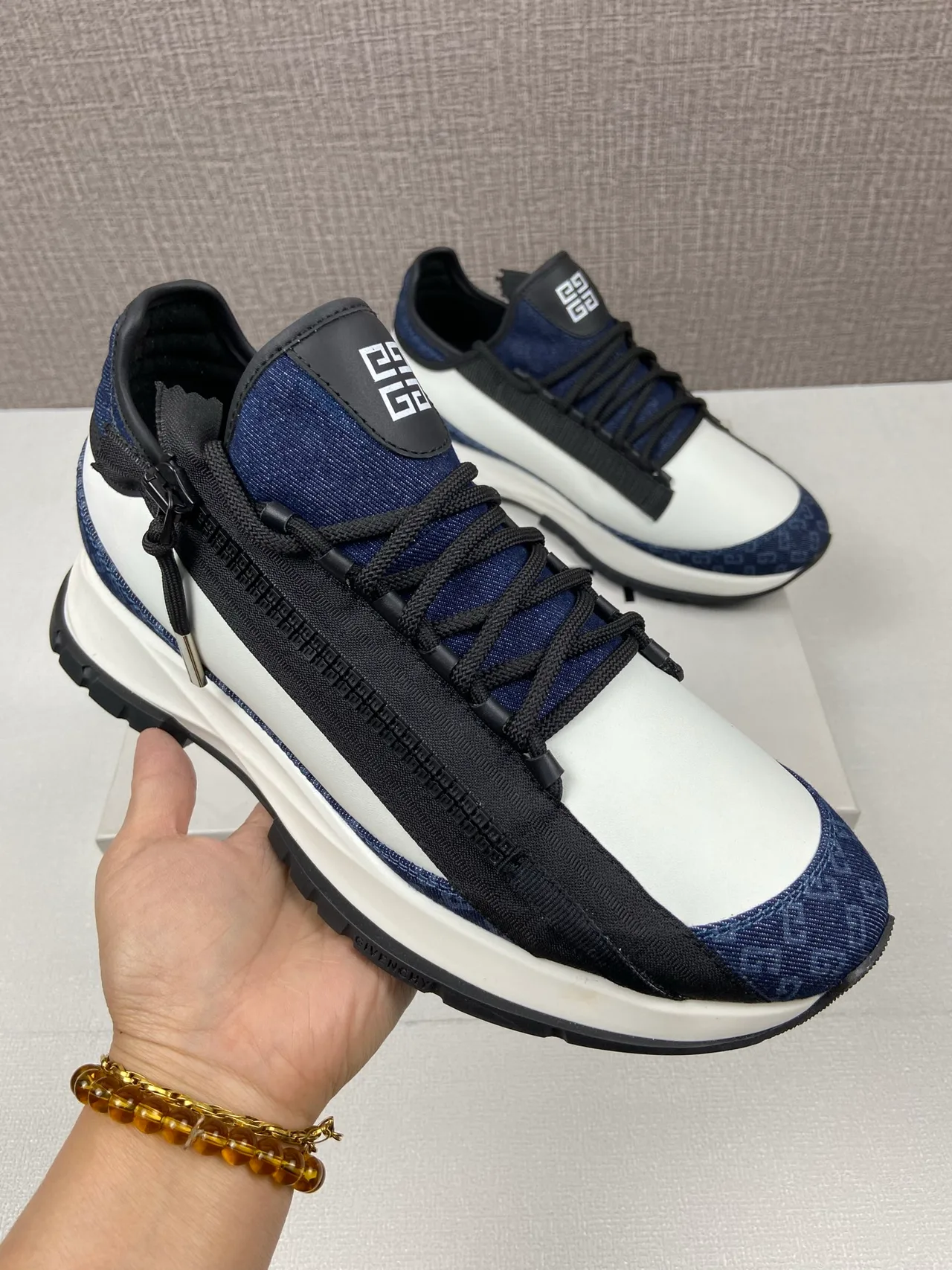 Givenchy Sneakers in White · view 2