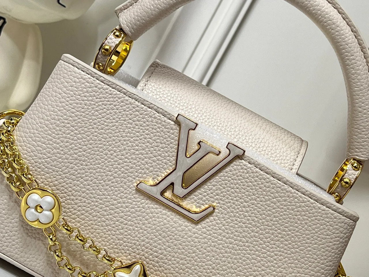 Louis Vuitton Cowhide Smooth Capucines East West Bag in Cream · view 4