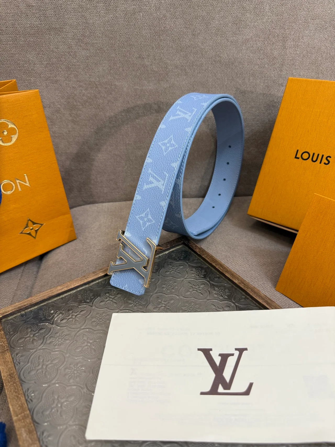 Louis Vuitton Leather Glossy Reversible monogram buckle belt in Blue · view 1