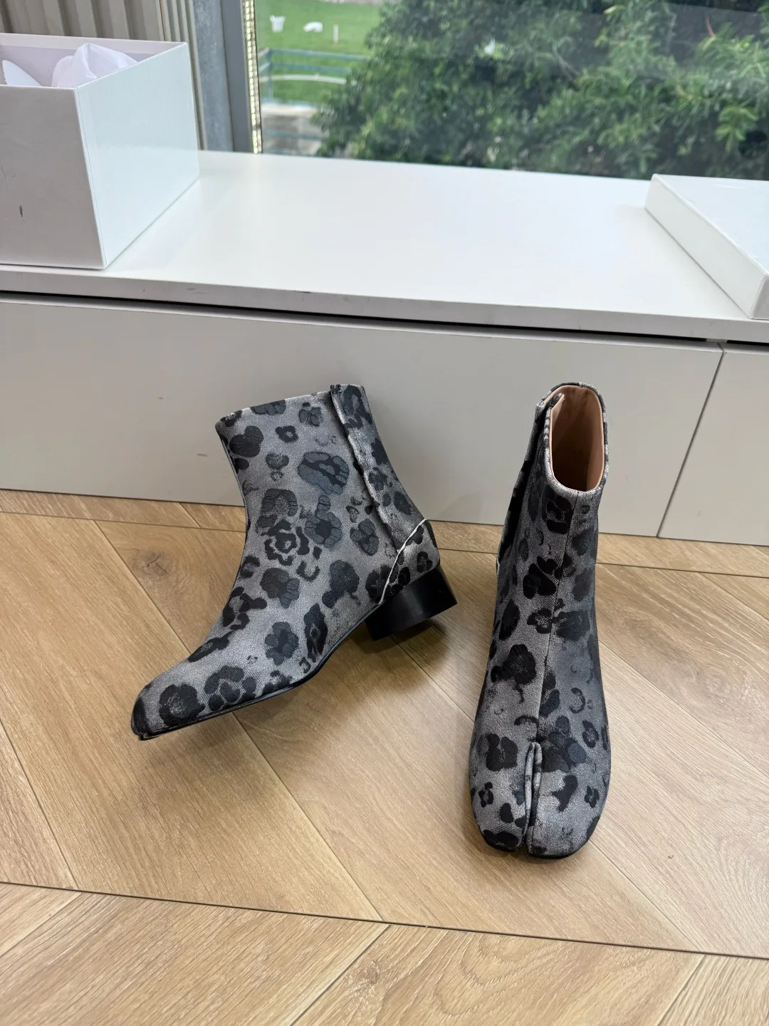 Maison Margiela Cowhide Glossy Pointed-Toe Chelsea Boots in Grey · view 5
