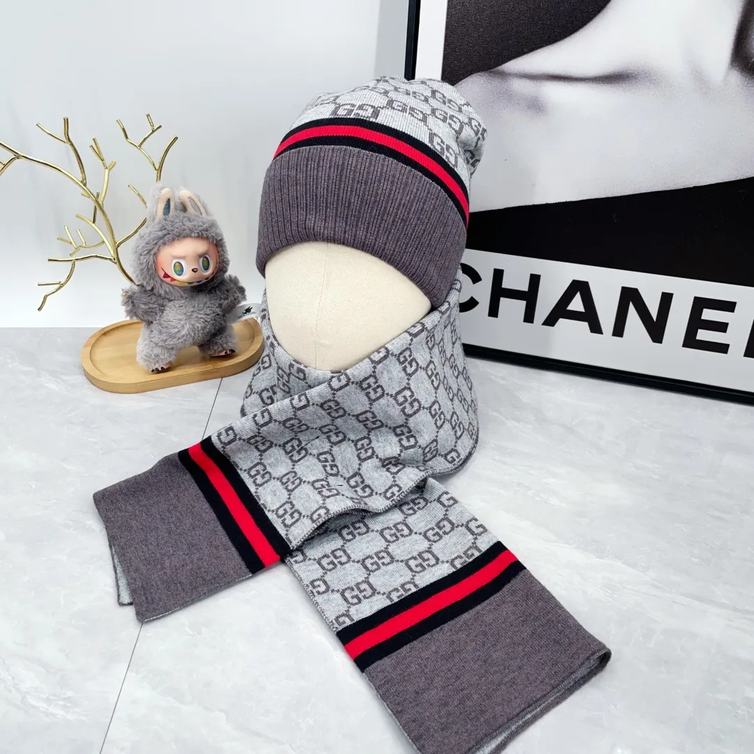 Gucci Cashmere Hat and Scarf Set in Grey · view 2