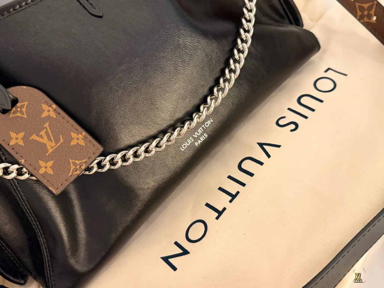 Louis Vuitton Hobo Bag in Black · view 3