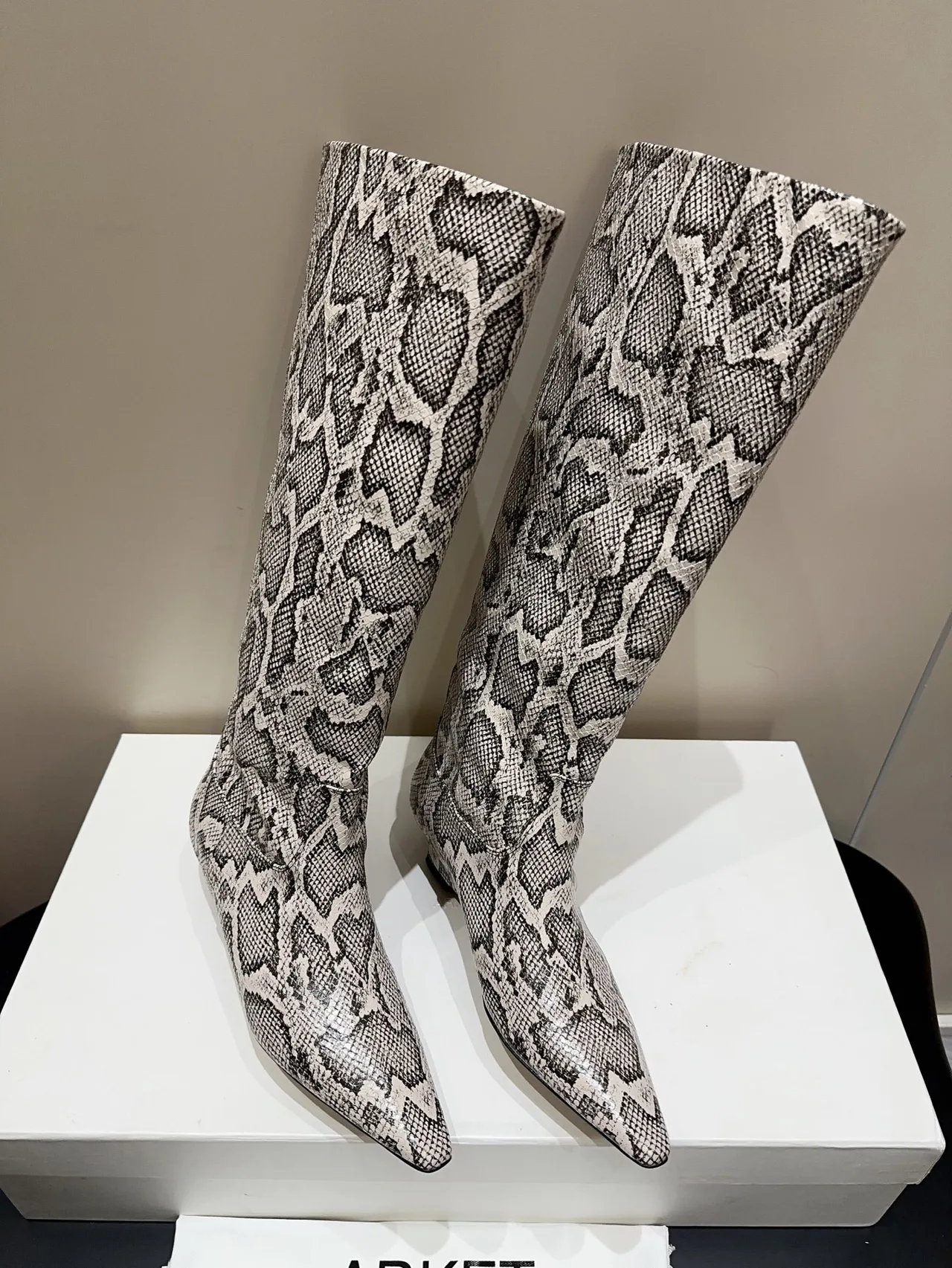 Arket Cowhide Sheepskin Pointed-Toe Knee-High Boots in Grey · view 4