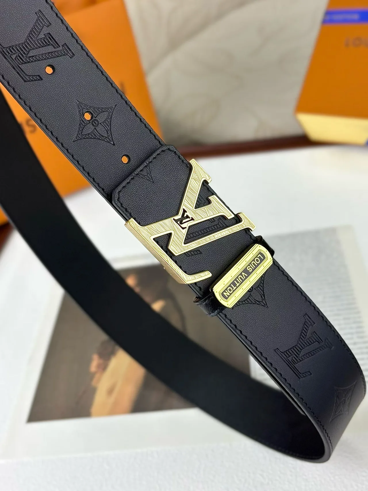 Louis Vuitton Monogram LV buckle belt in Black · view 8