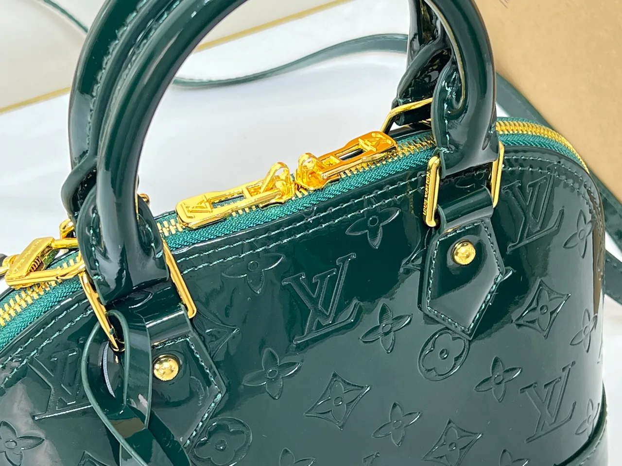 Louis Vuitton Leather Glossy Handbag in Green · view 6