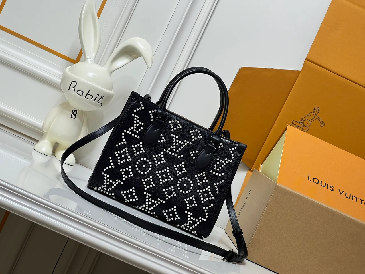 Louis Vuitton Cowhide OnTheGo Tote in Black · view 4