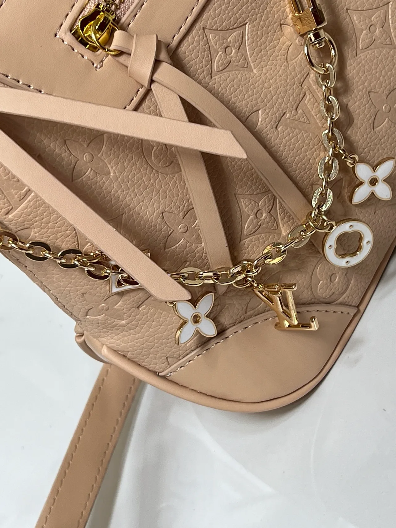 Louis Vuitton Leather Tote in Pink · view 6