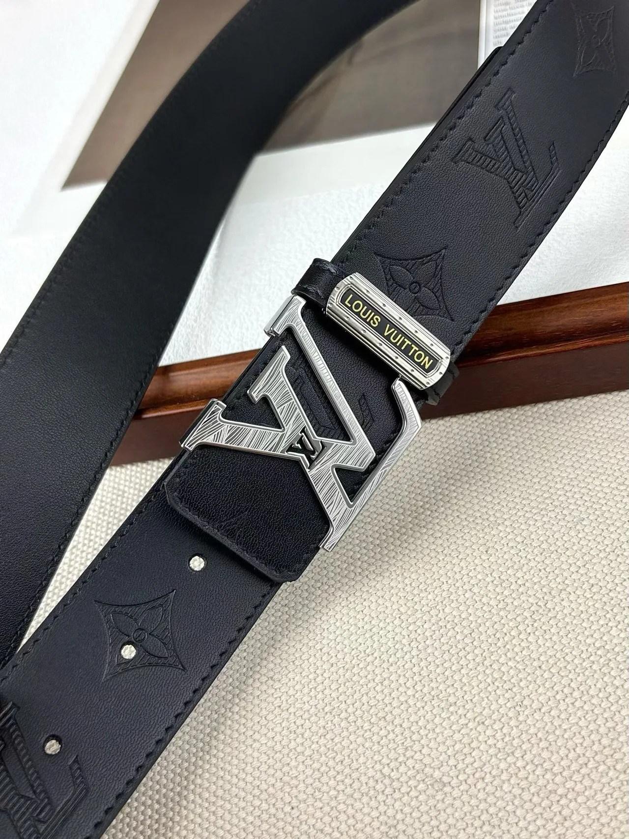 Louis Vuitton Monogram LV buckle belt in Black · view 7