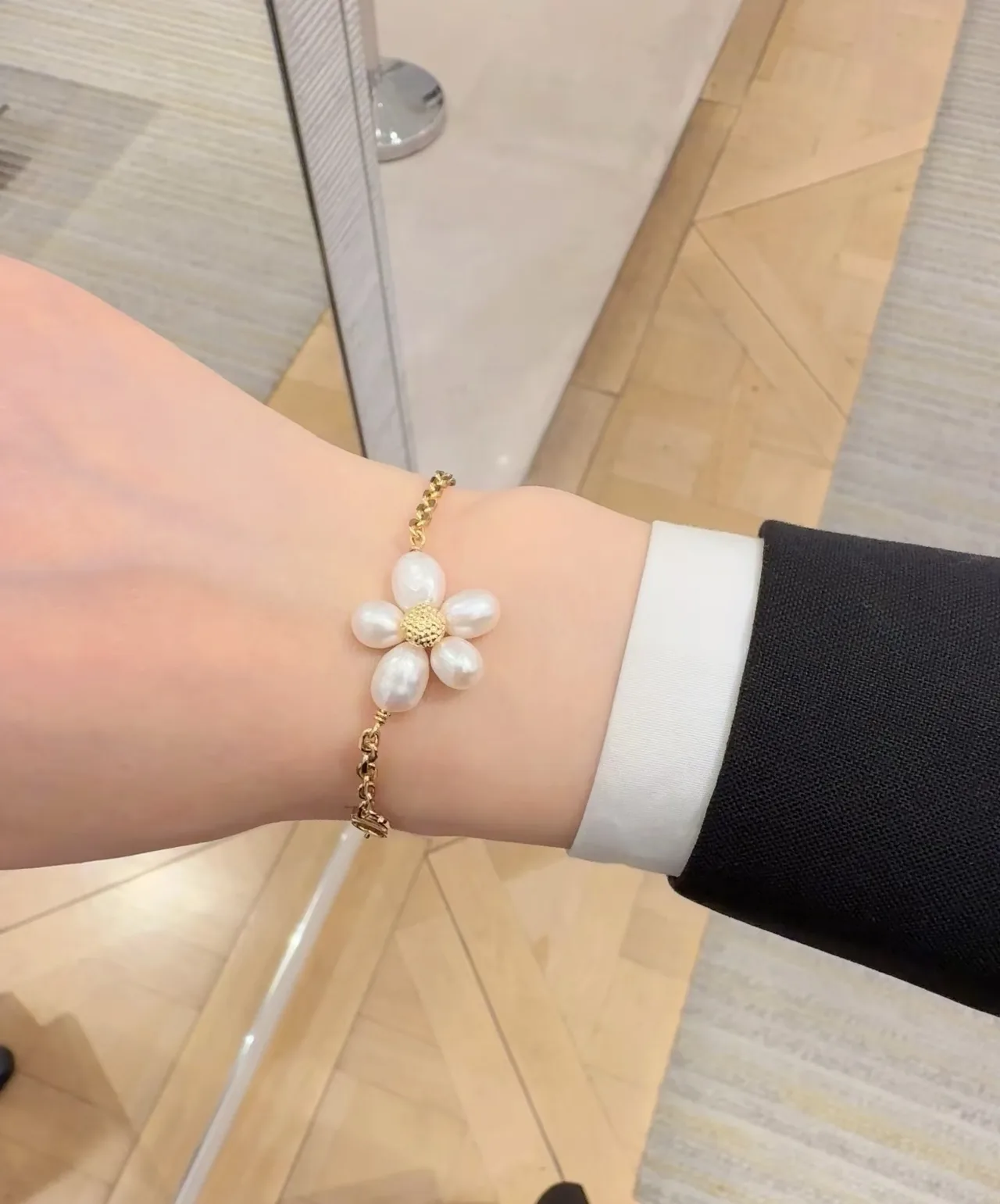 Dior Pearl Flower Bracelet in Gold · view 7