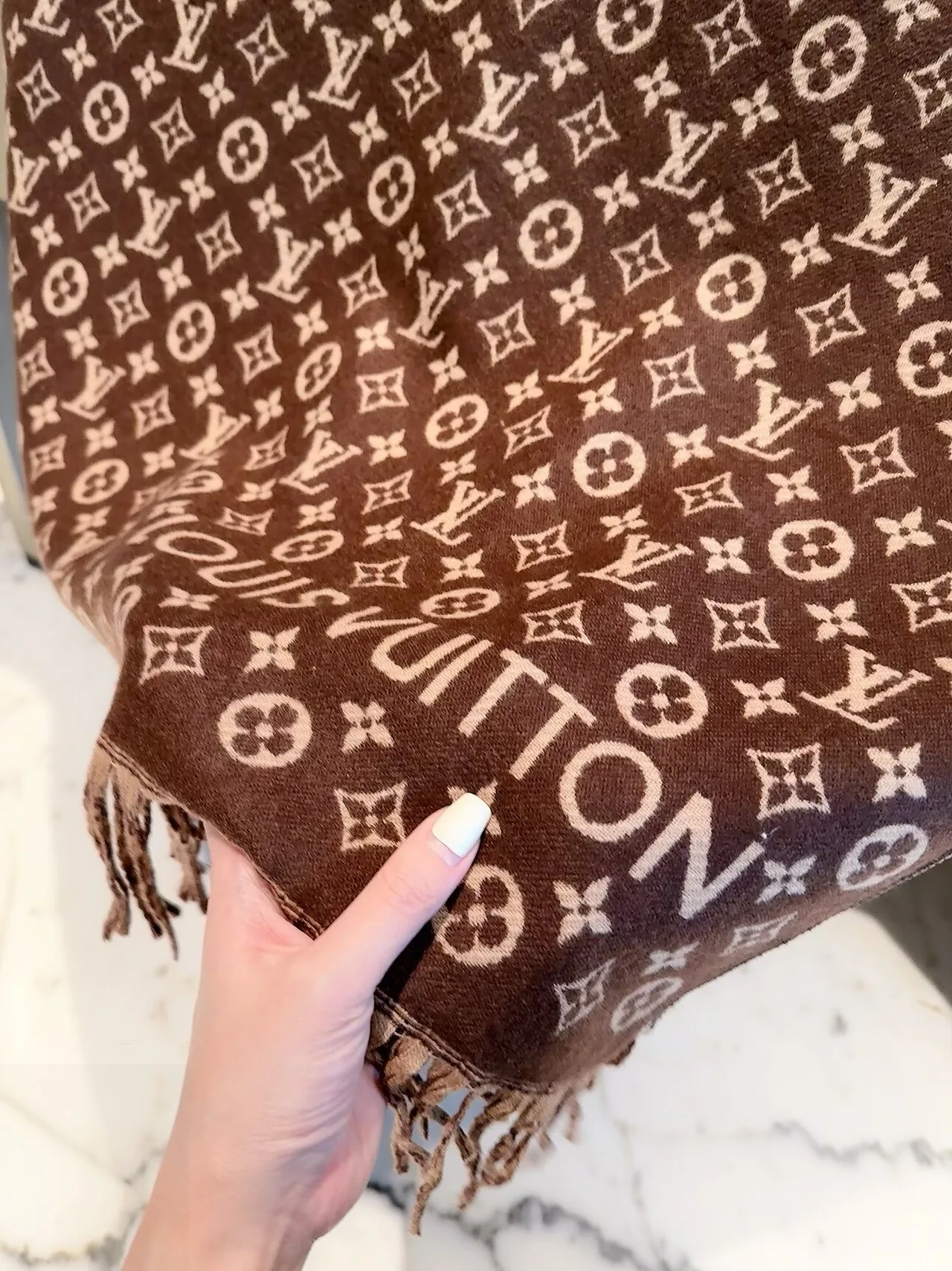 Louis Vuitton Reversible monogram fringed scarf in Grey & Brown · view 8