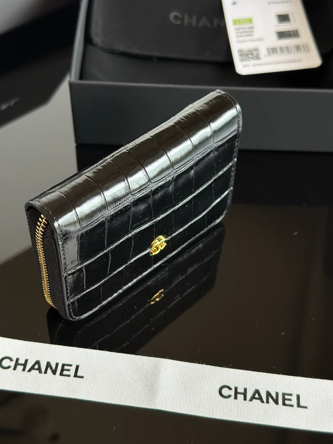 Chanel Glossy Wallet in Black · view 5