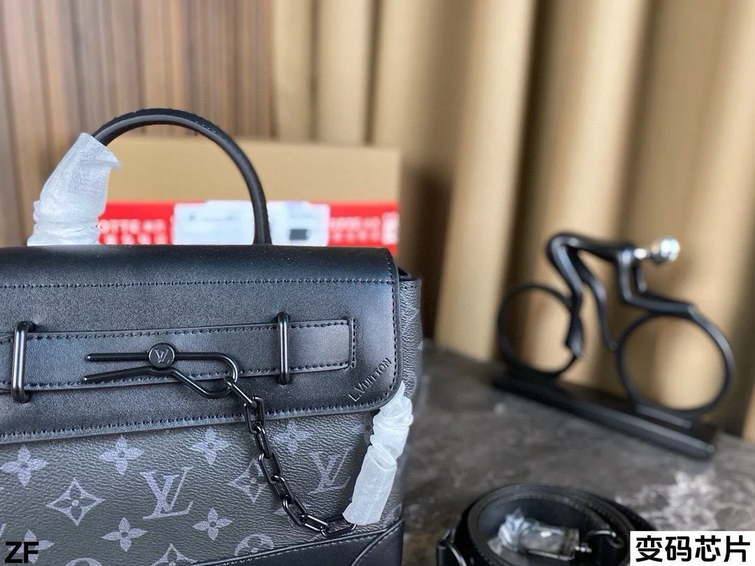 Louis Vuitton Top-Handle Bag in Black · view 4