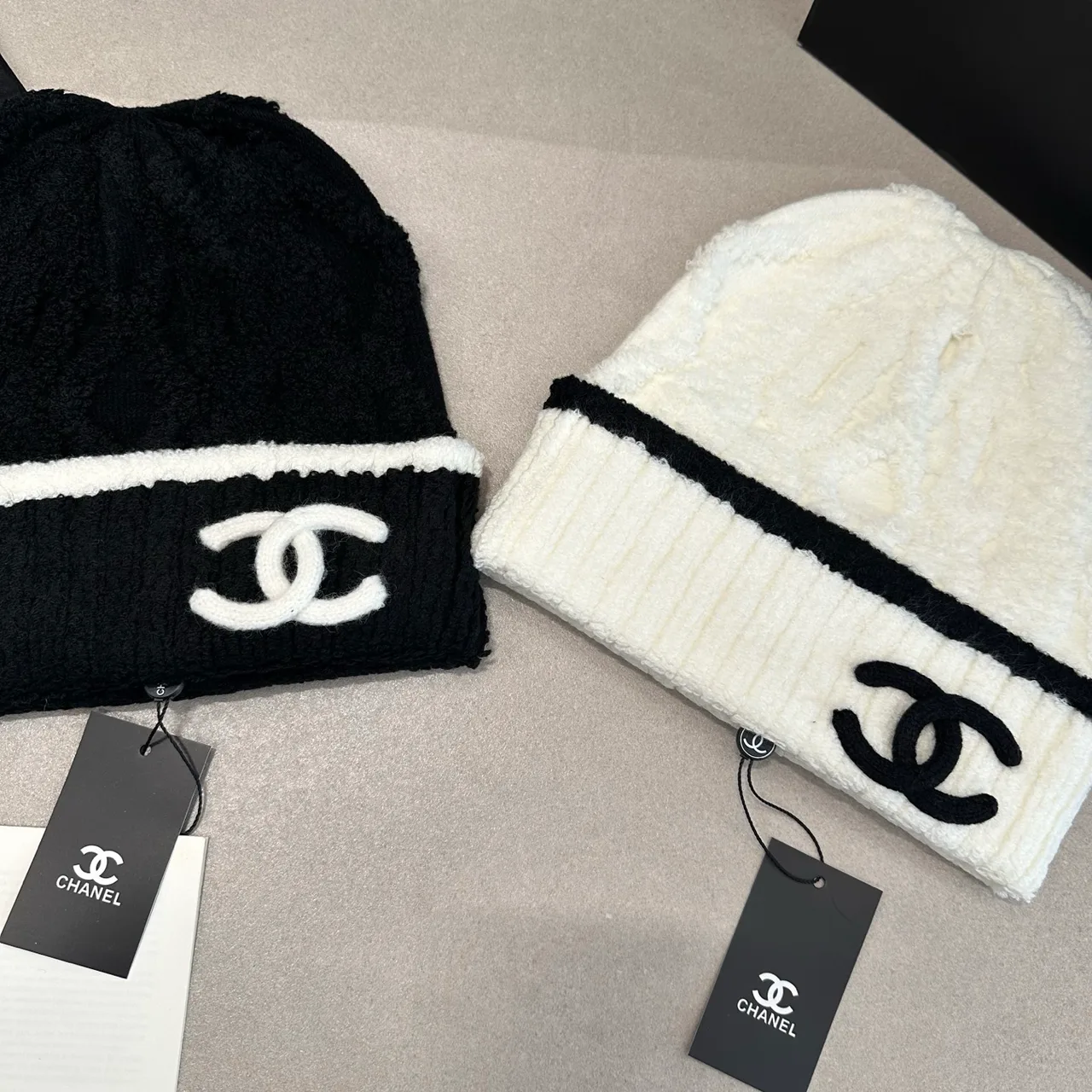 Chanel CC cable knit beanie in Black & White · view 7