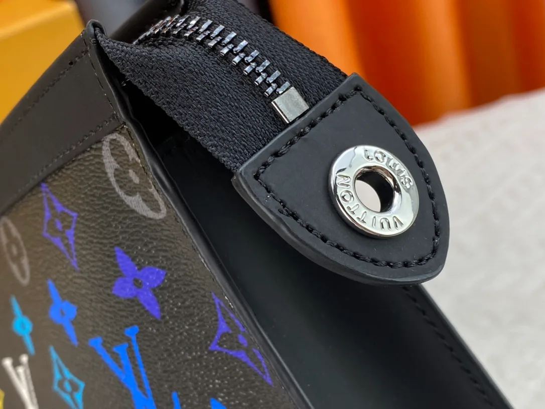 Louis Vuitton Monogram zip clutch in Black · view 6