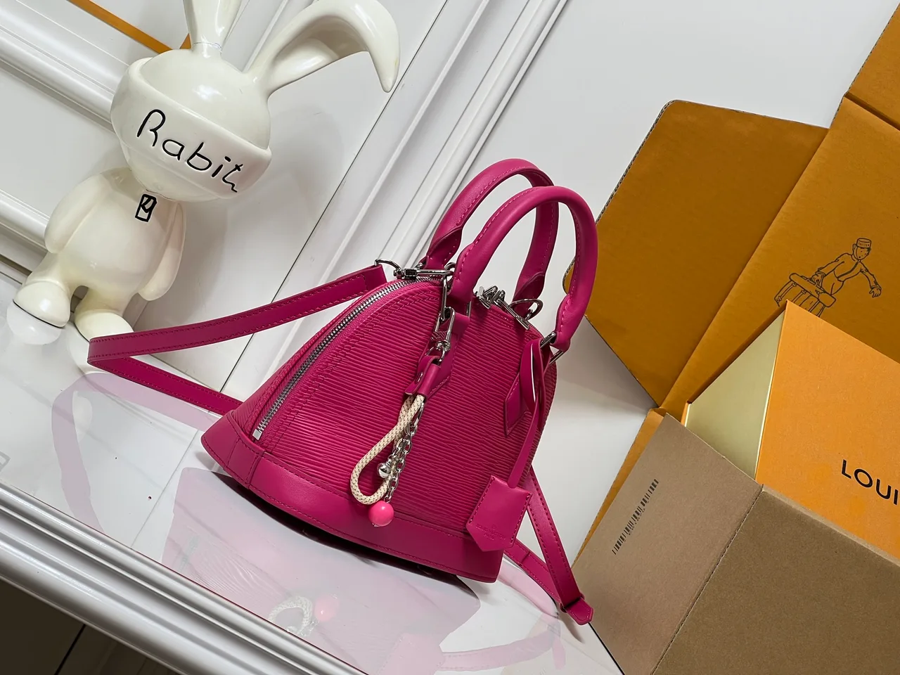 Louis Vuitton Leather Glossy Handbag in Pink · view 2