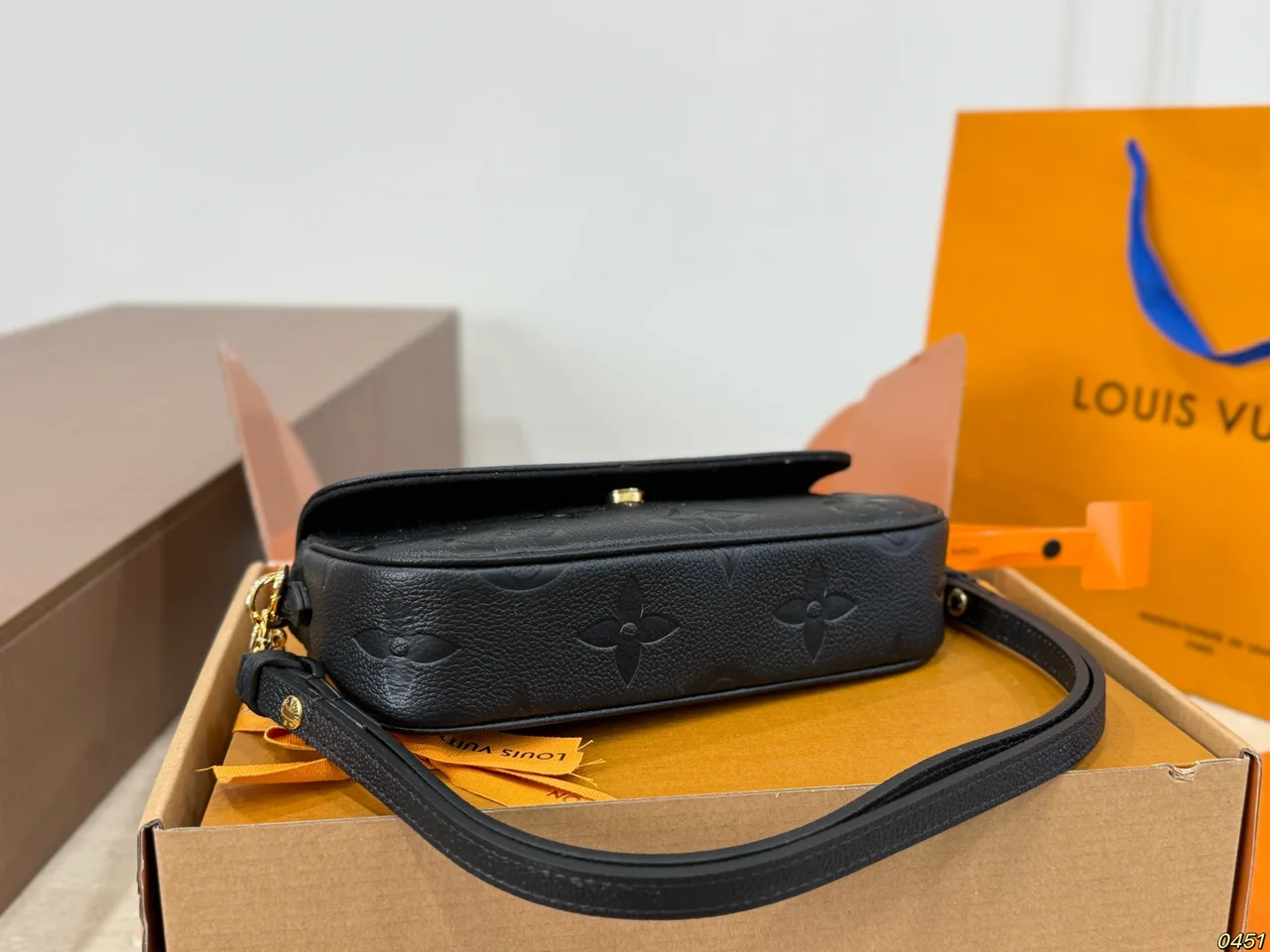 Louis Vuitton Chain Shoulder Pouch in Beige / Black · view 4