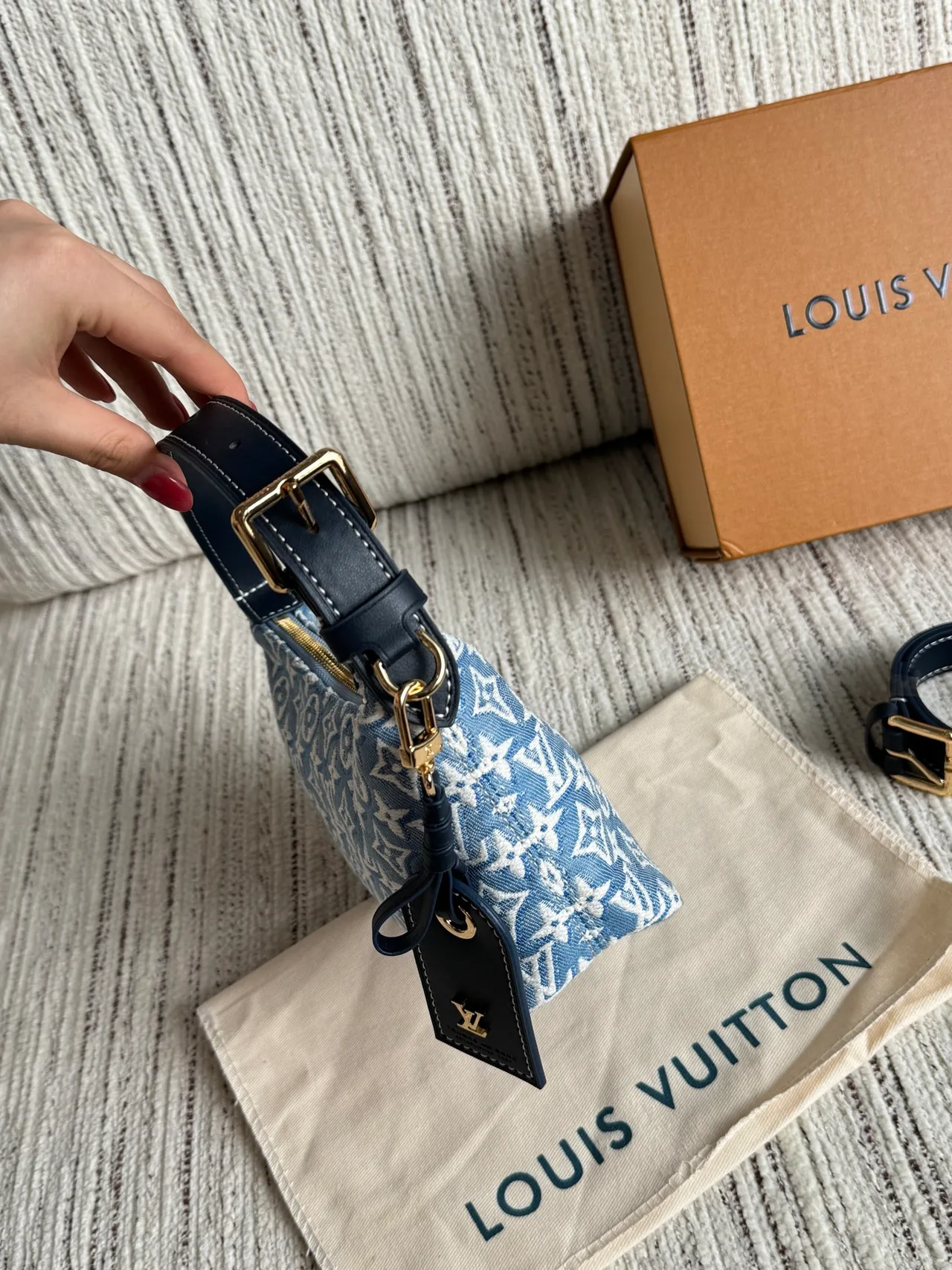 Louis Vuitton Hobo Bag in Blue · view 6