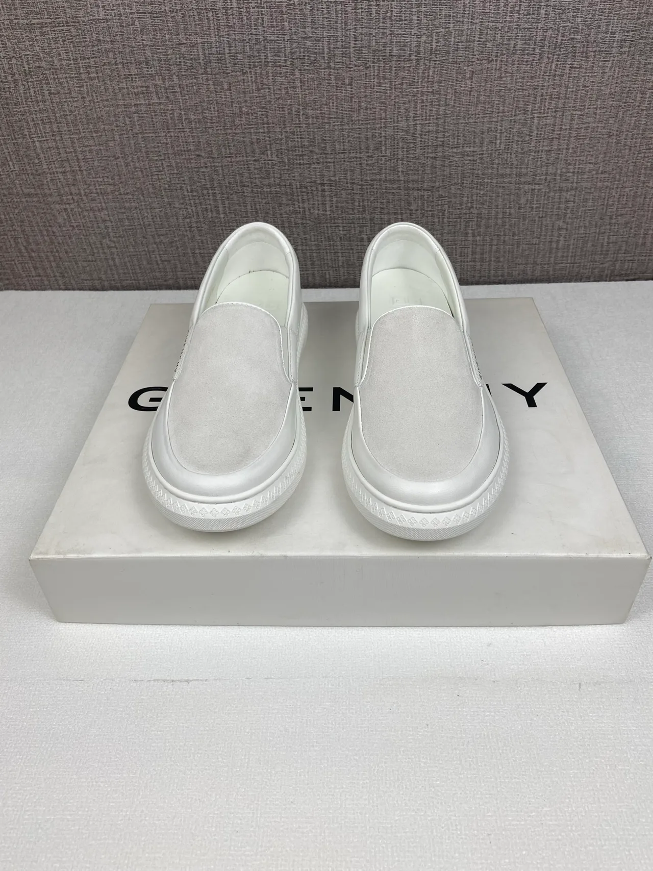Givenchy Leather Glossy Round-Toe G Set Slip-On Sneakers in White · view 1