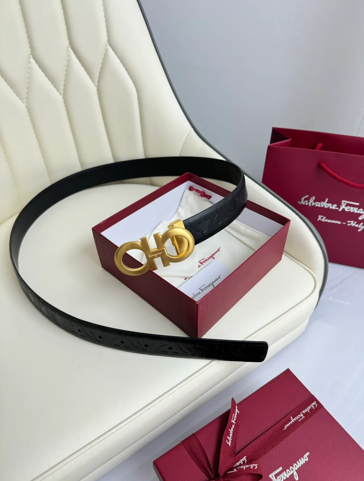 Ferragamo Cowhide Glossy Belt in Black · view 1