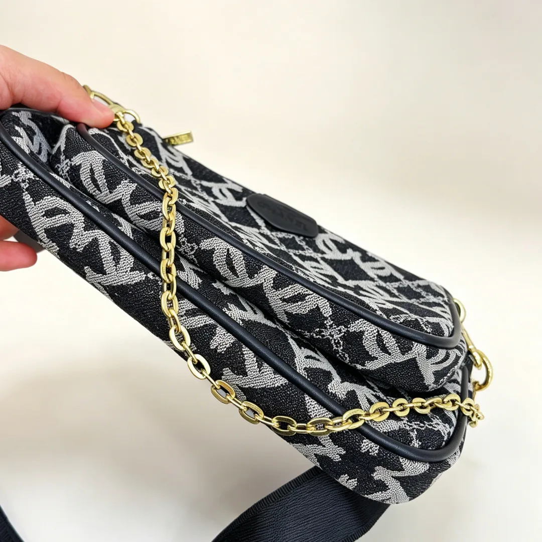 Chanel Crossbody Bag in Black · view 5