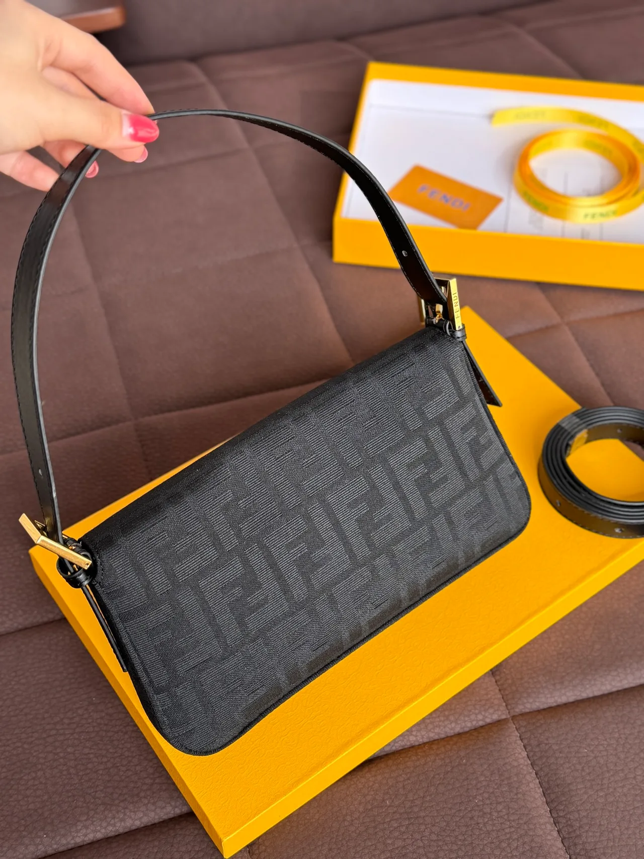 Fendi FF Baguette shoulder bag in Beige & Black · view 3