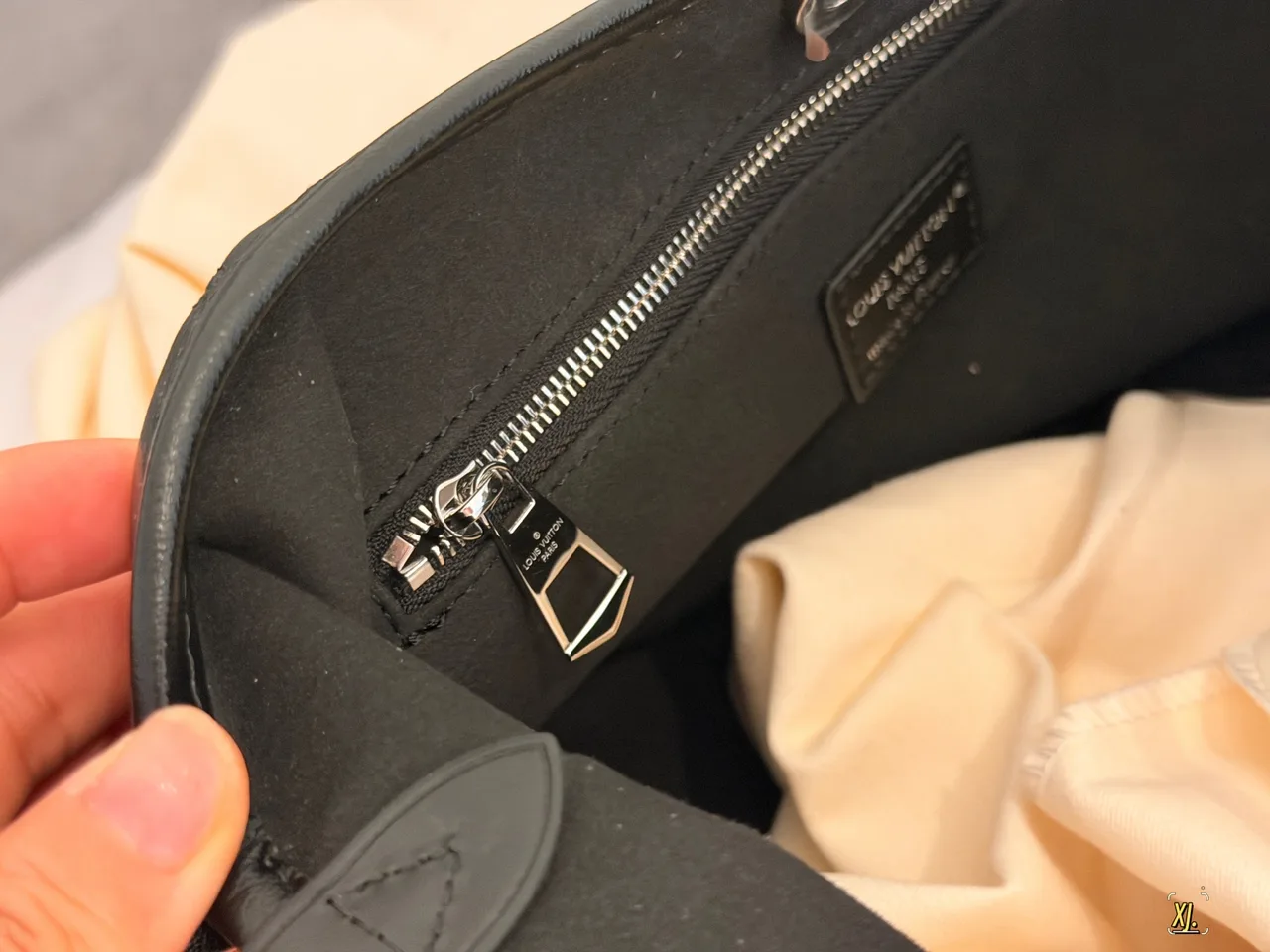 Louis Vuitton Hobo Bag in Black · view 6