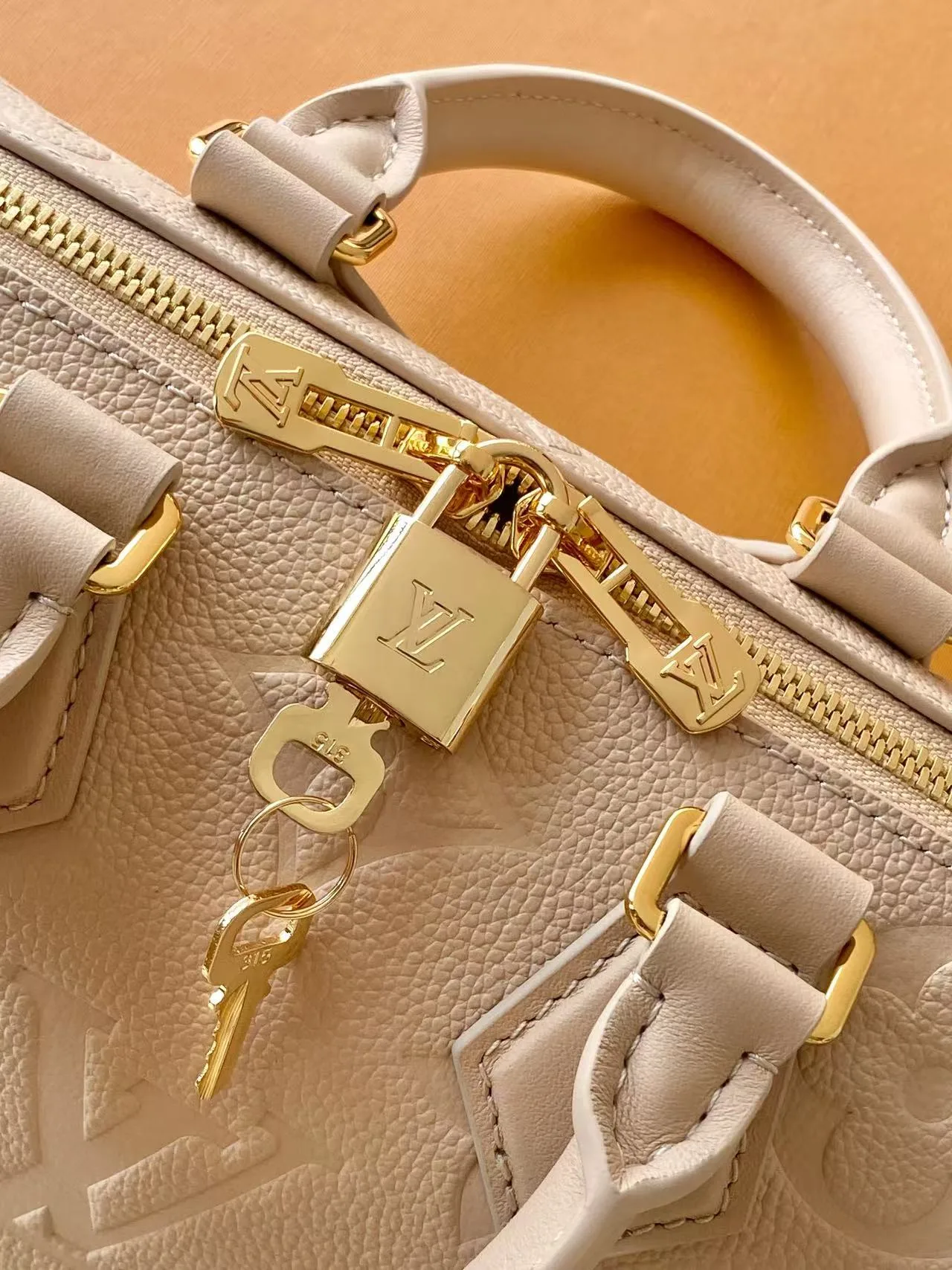 Louis Vuitton Speedy Cowhide Smooth Crossbody Bag in Beige · view 5