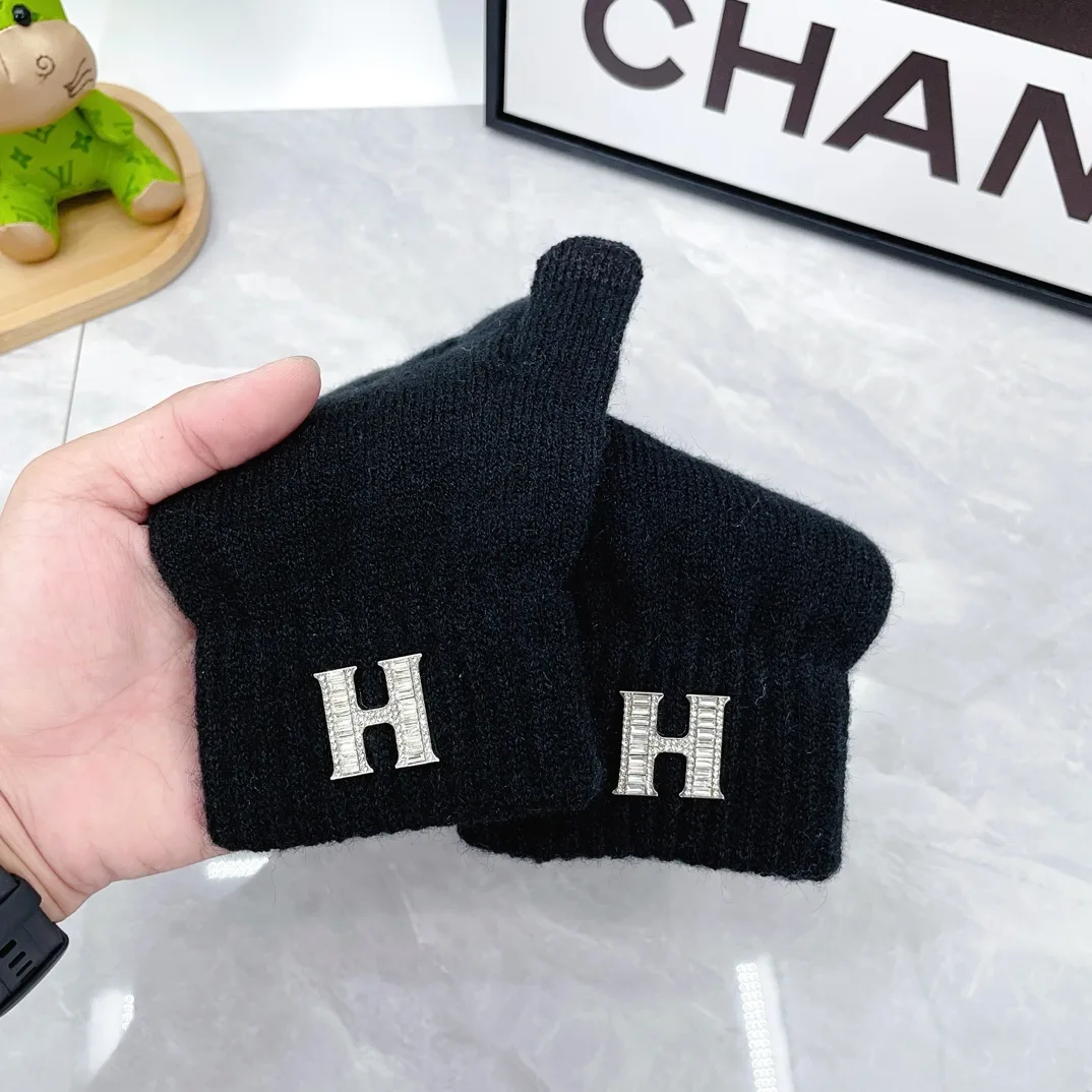 Hermes Wool Ribbed Hat Scarf and Gloves Set in Black · view 6